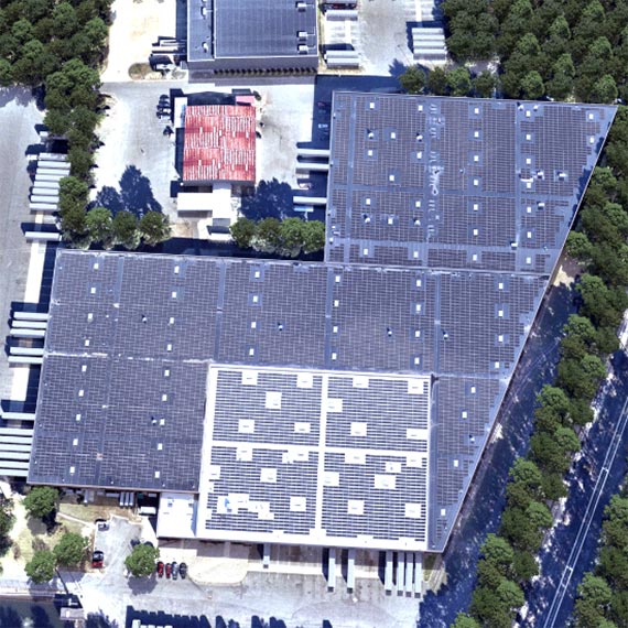 Solar array on top of a UNFI facility